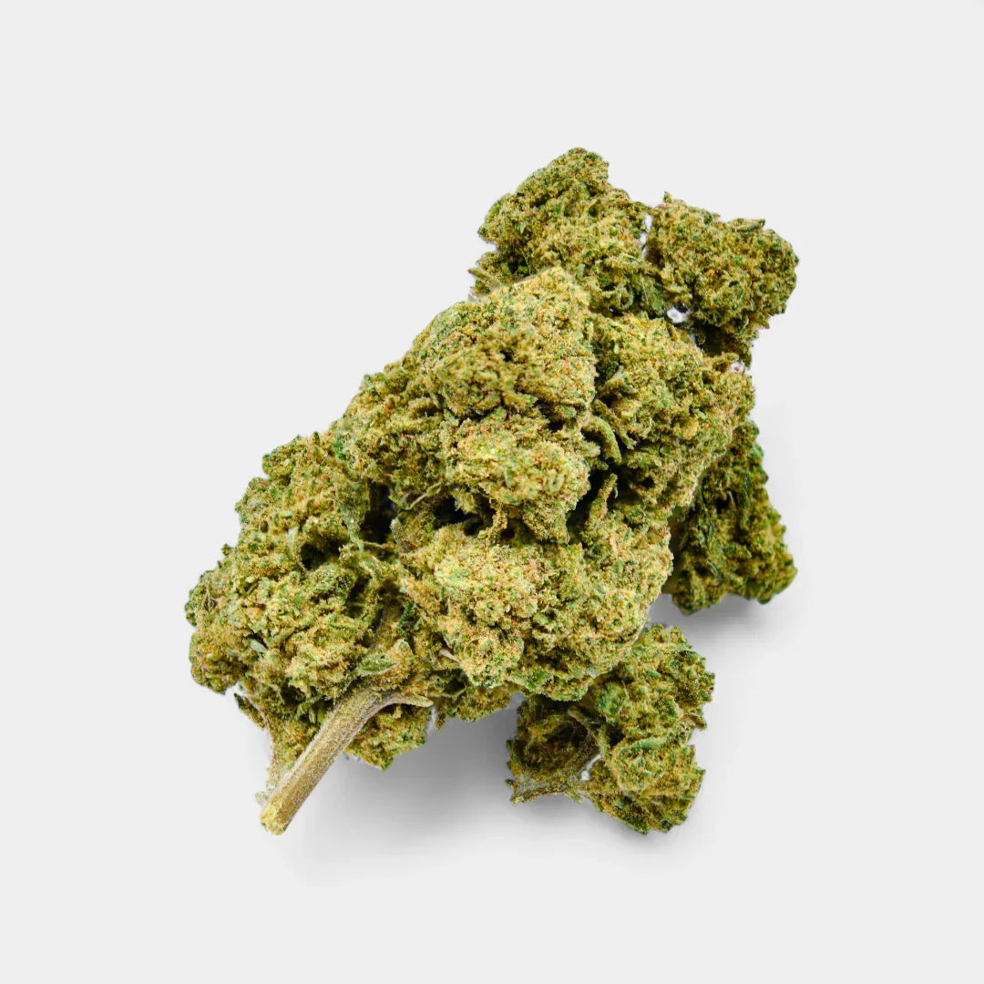 Fleurs de CBD sur une table en bois sur fond de nature