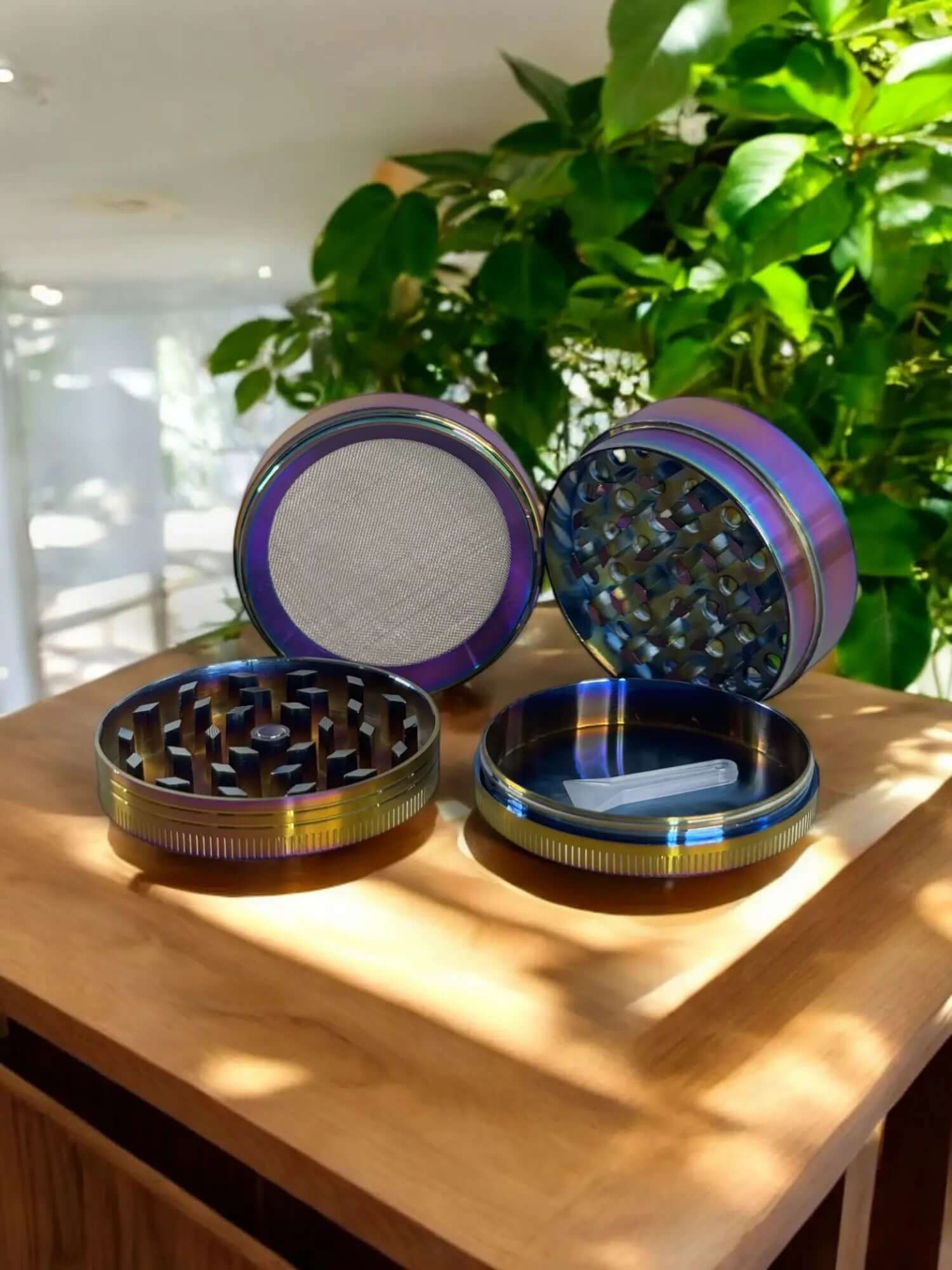 Grinder CBD tête Skull ouvert sur une table en bois dans un CBD Shop