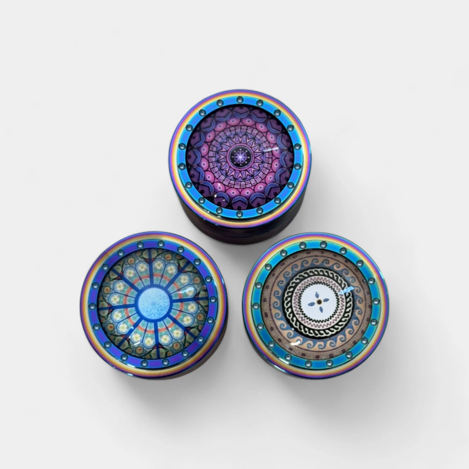 Grinder CBD Rainbow sur fond blanc