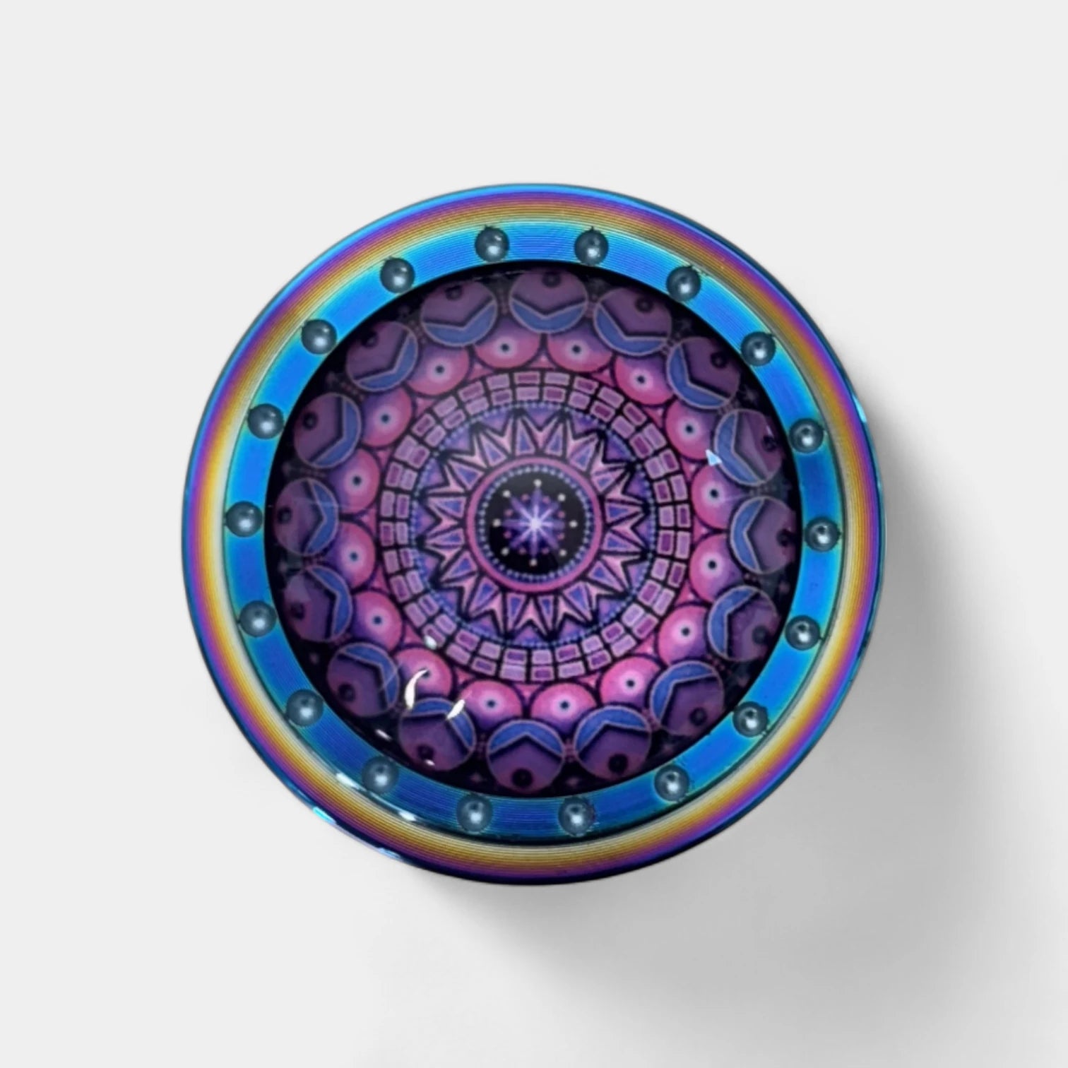 Grinder CBD sur fond blanc vue du dessus