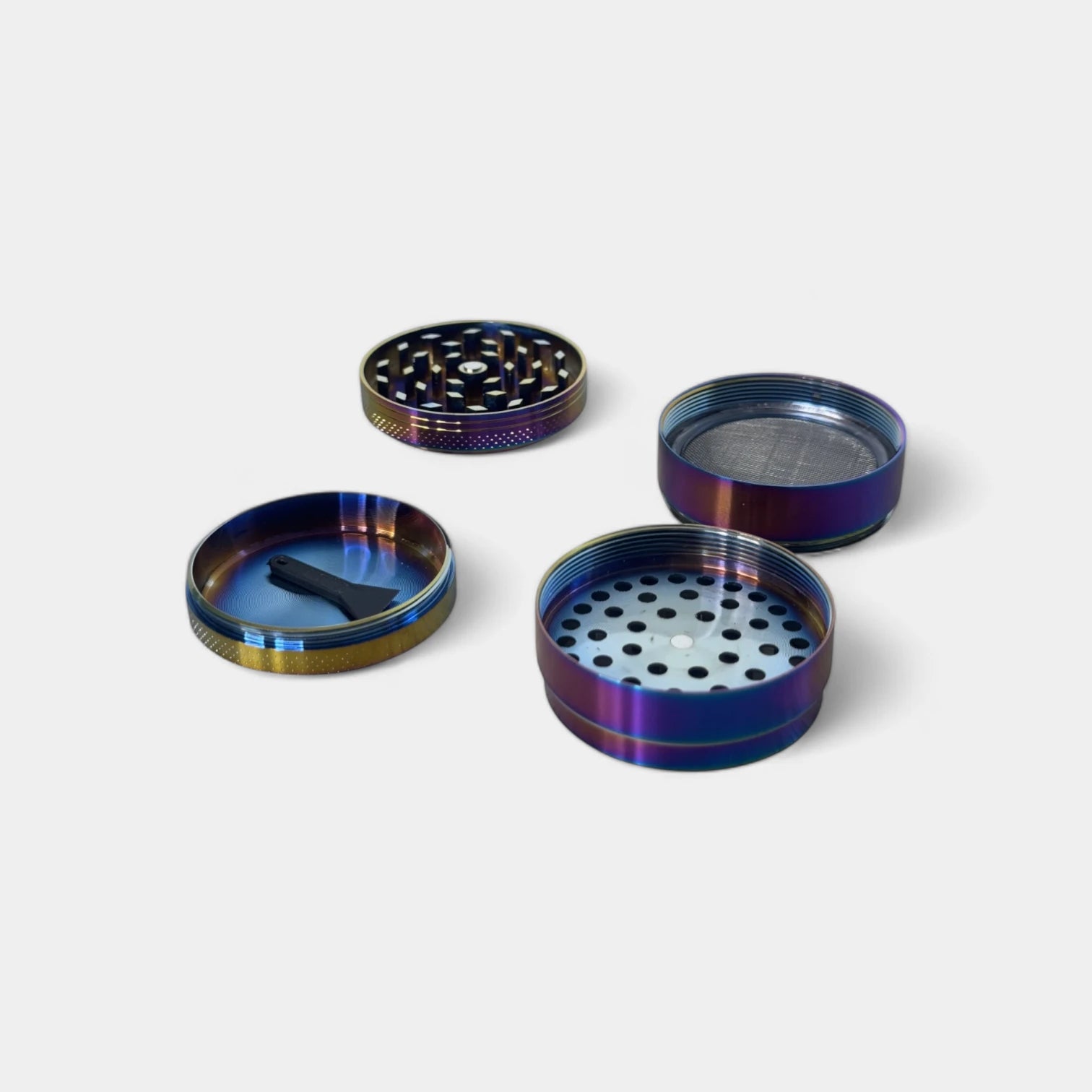 Grinder CBD ouvert en 4 parties sur fond blanc