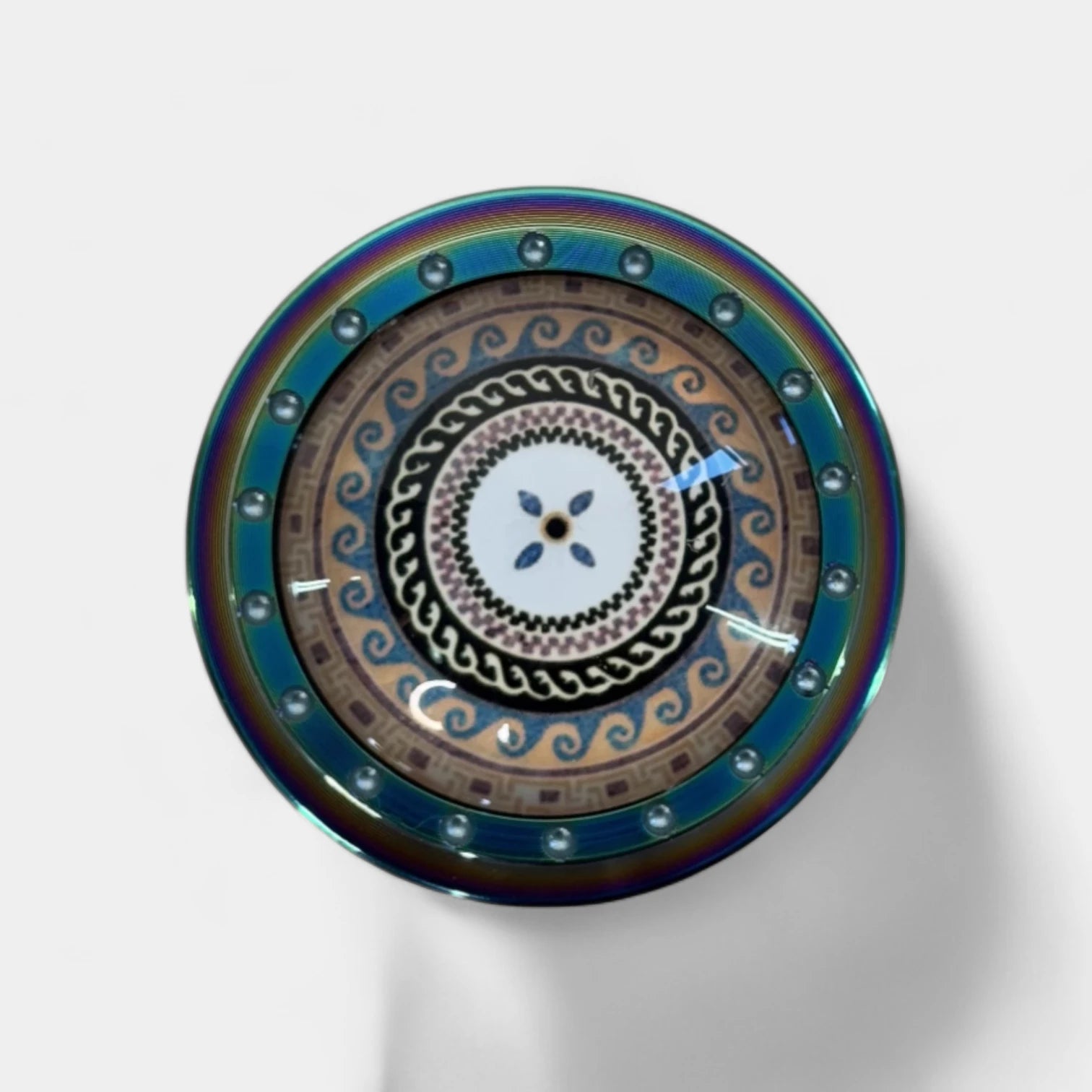 Grinder CBD vue du dessus motif Rainbow sur Fond Blanc