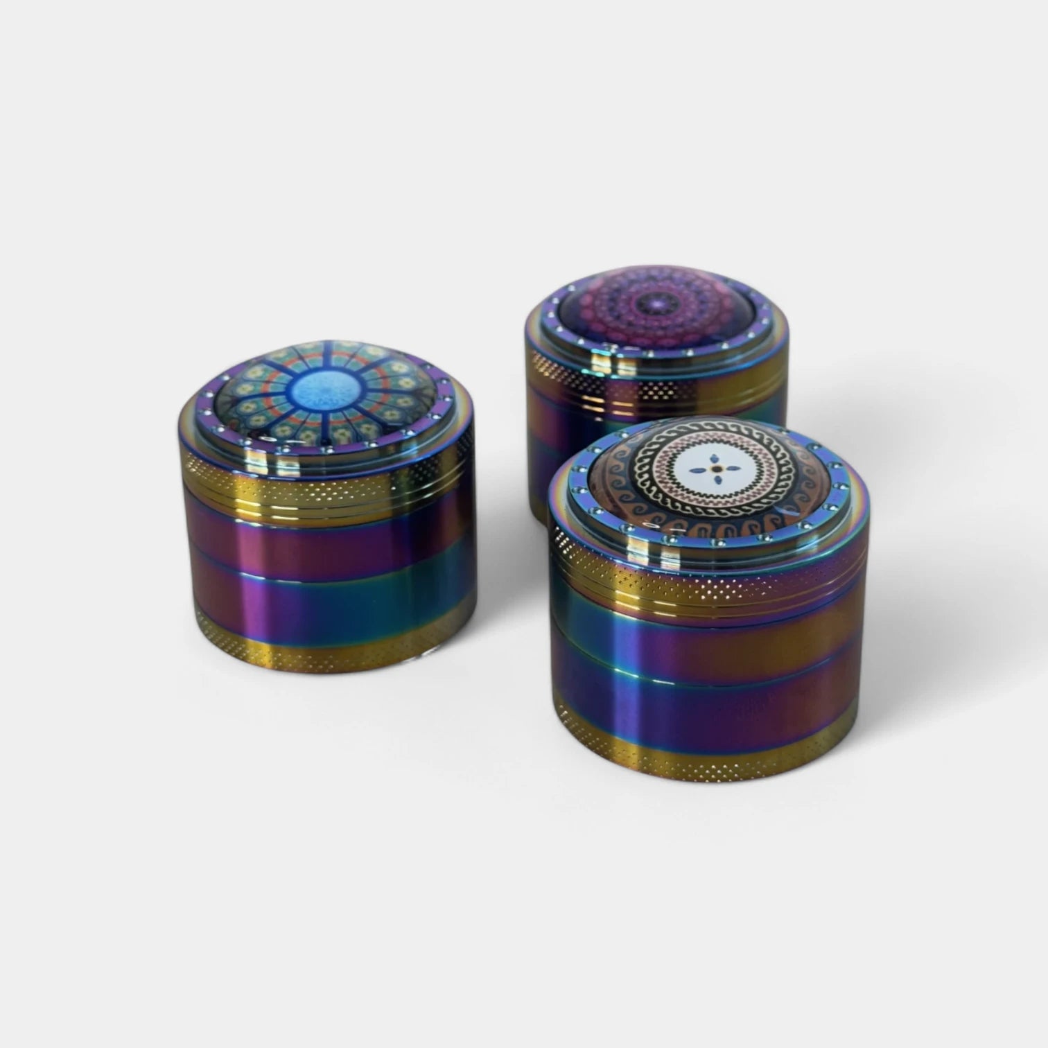 Grinder de CBD sur fond blanc au motif Rainbow