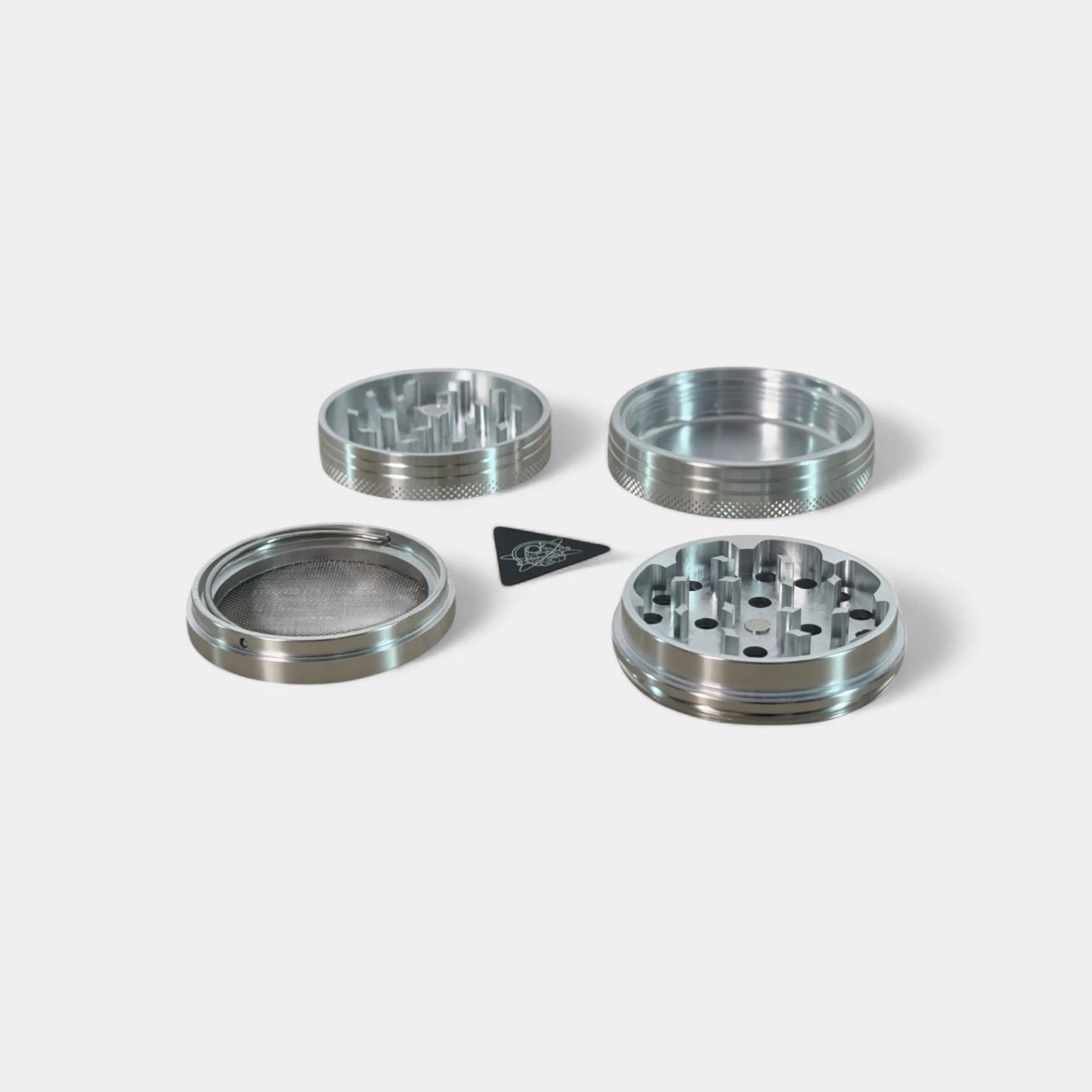Grinder CBD Ouvert sur fond blanc