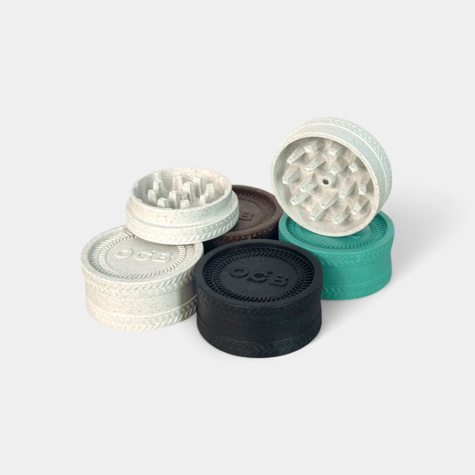 Grinder CBD de marque OCB ouvert sur fond blanc