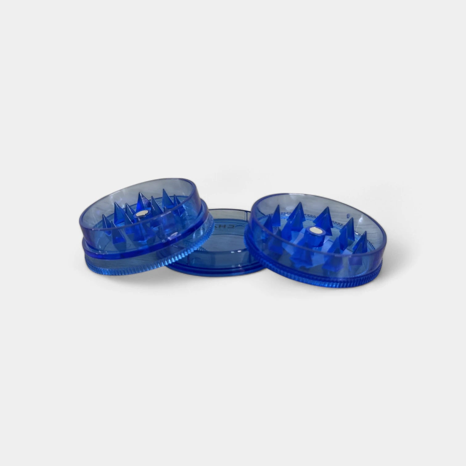 Grinder CBD en plastique sur fond blanc