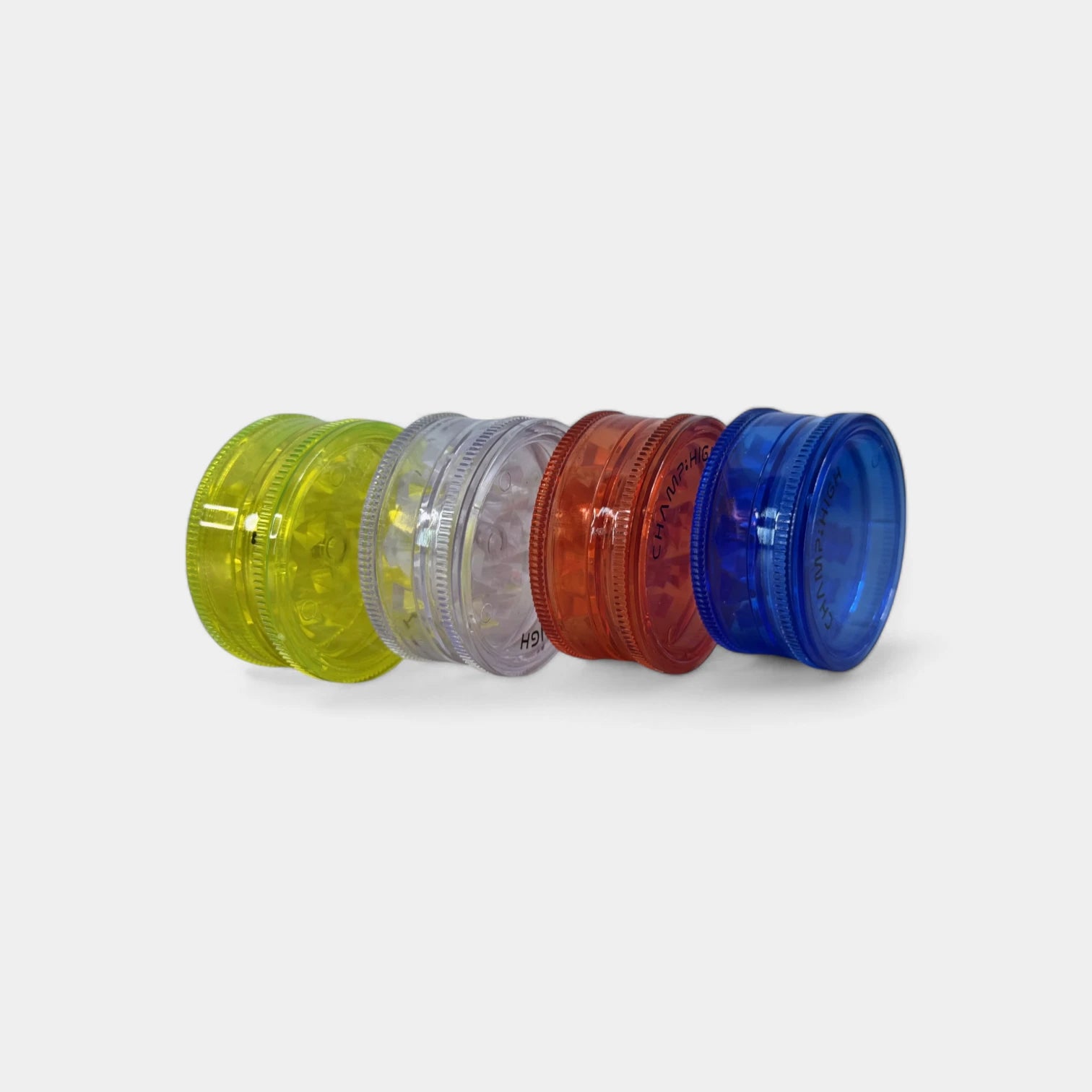 Grinder de CBD sur fond blanc en plastique