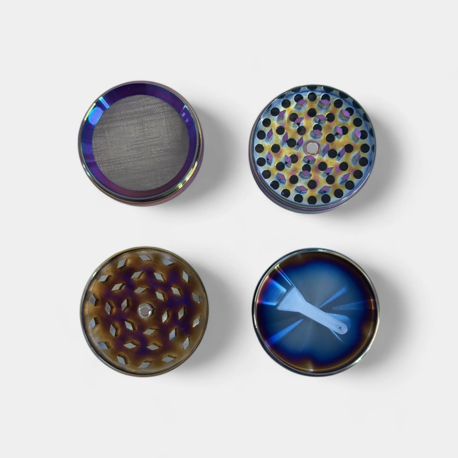 Grinder CBD ouvert sur fond blanc