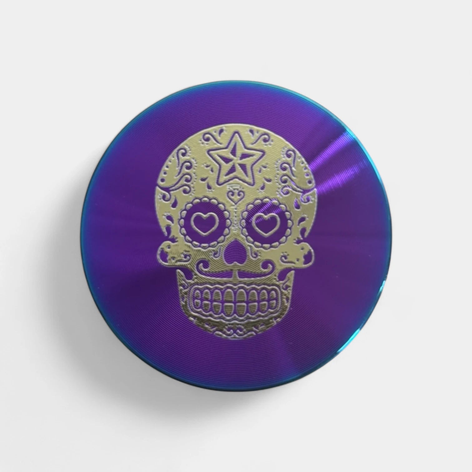 Grinder CBD vue du dessus sur fond blanc à motif tête de mort