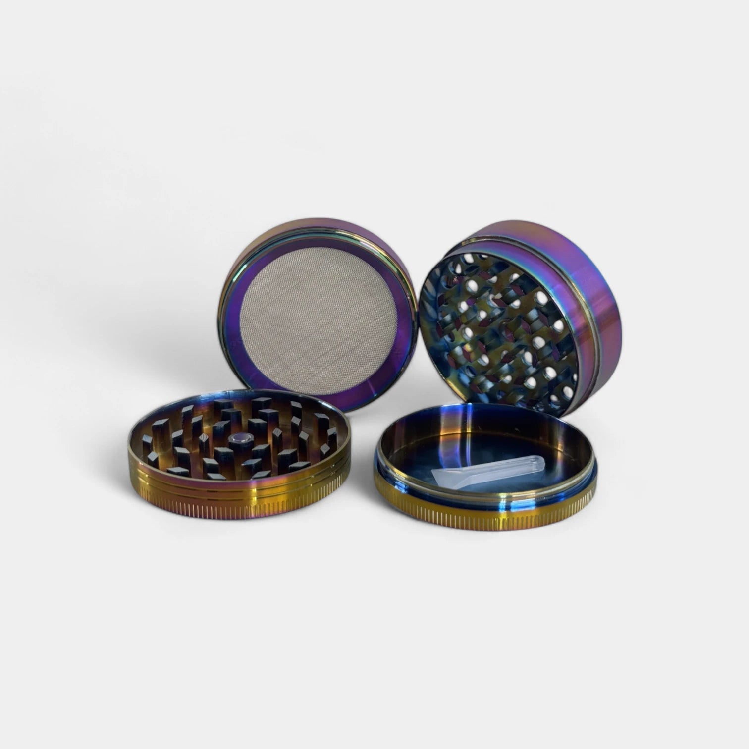 Grinder CBD en 4 parties ouvert sur fond blanc