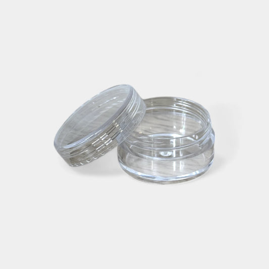 Capsule pour stocker du CBD sur fond blanc