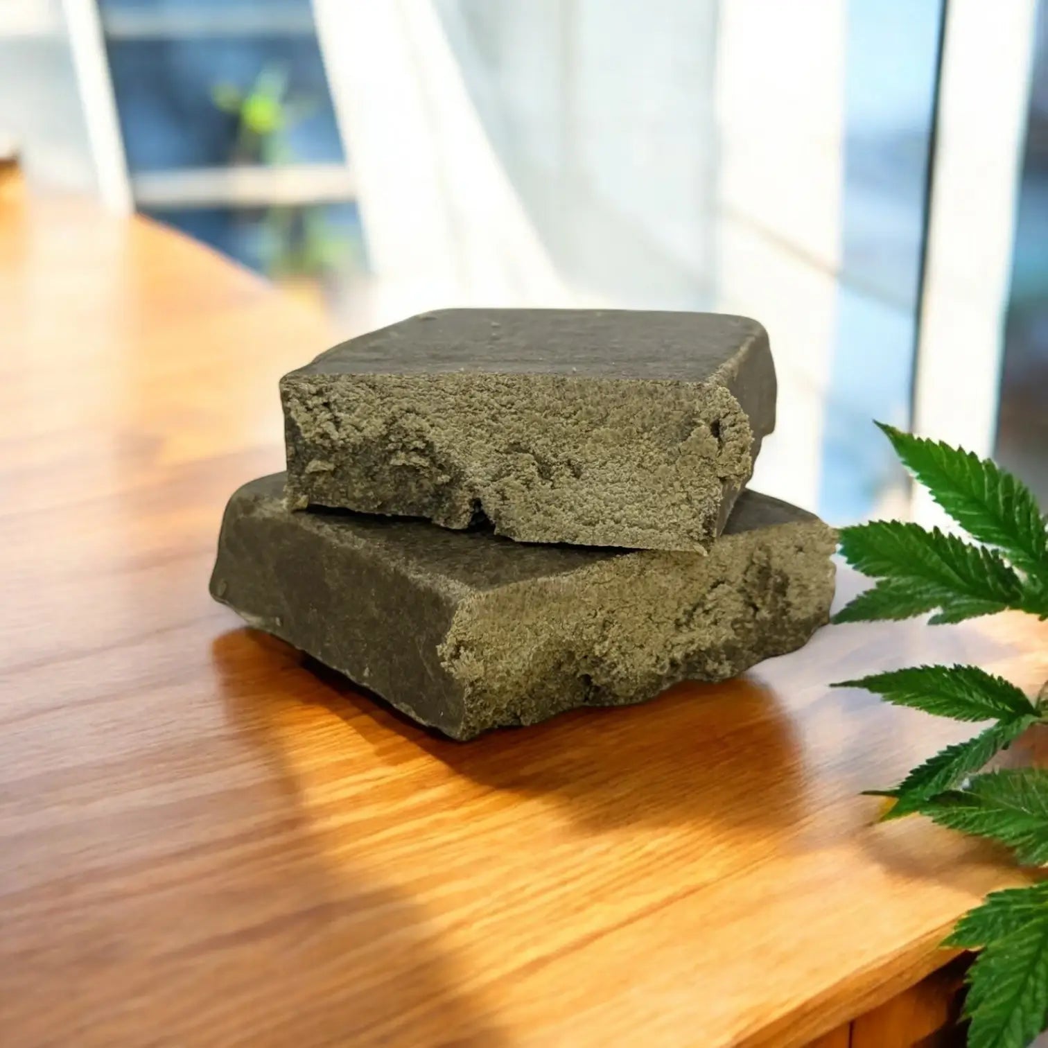 Résine CBD Supreme sur une table en bois dans un CBD Shop